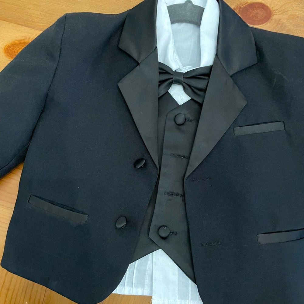 Toddler black and white suit 2-3 years. Used once